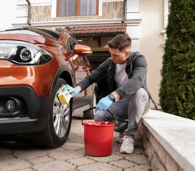 Lavage auto à domicile Septfonds : professionnel intervenant sur un véhicule